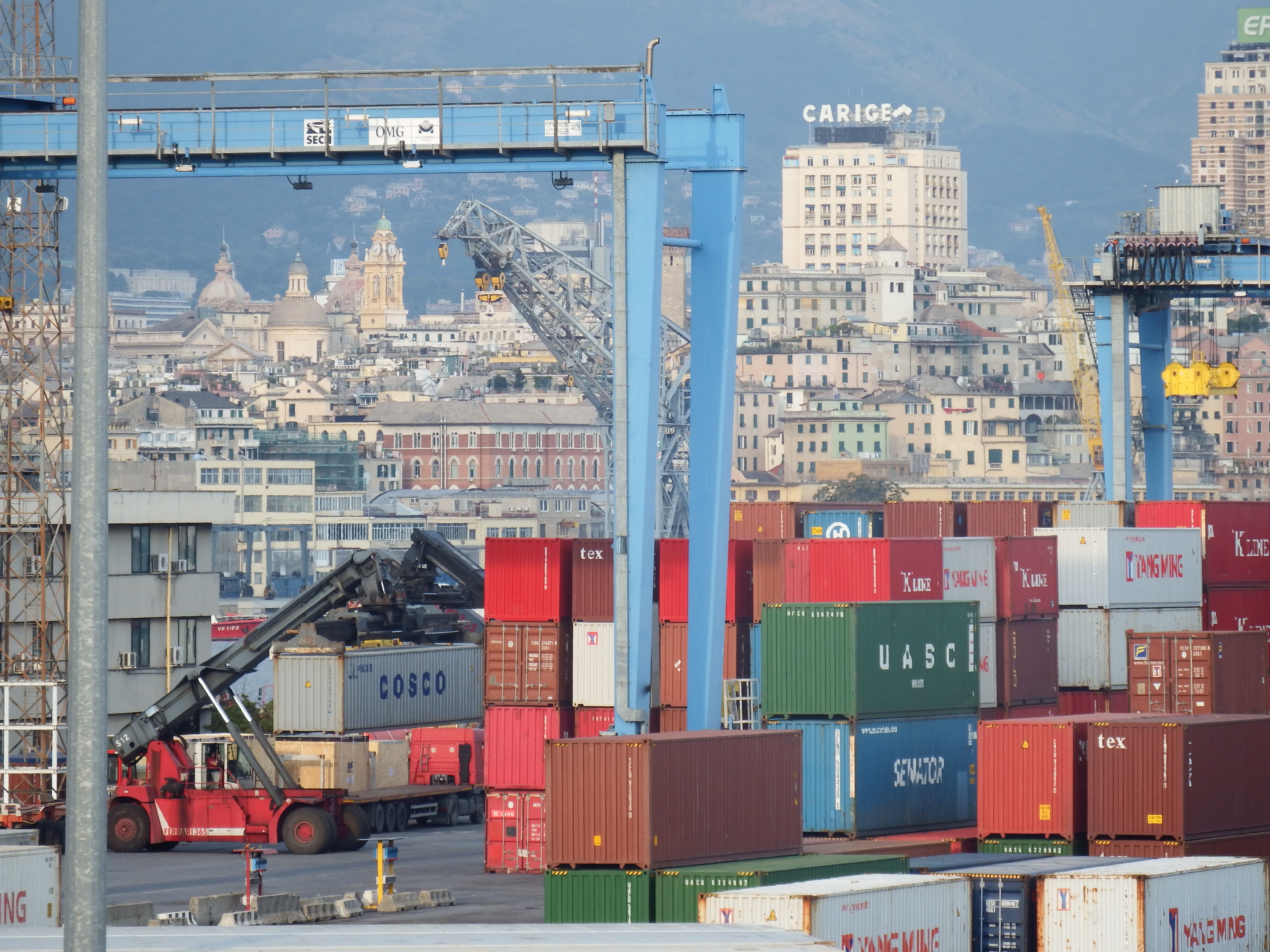 Container moving inside SECH container terminal in Genoa