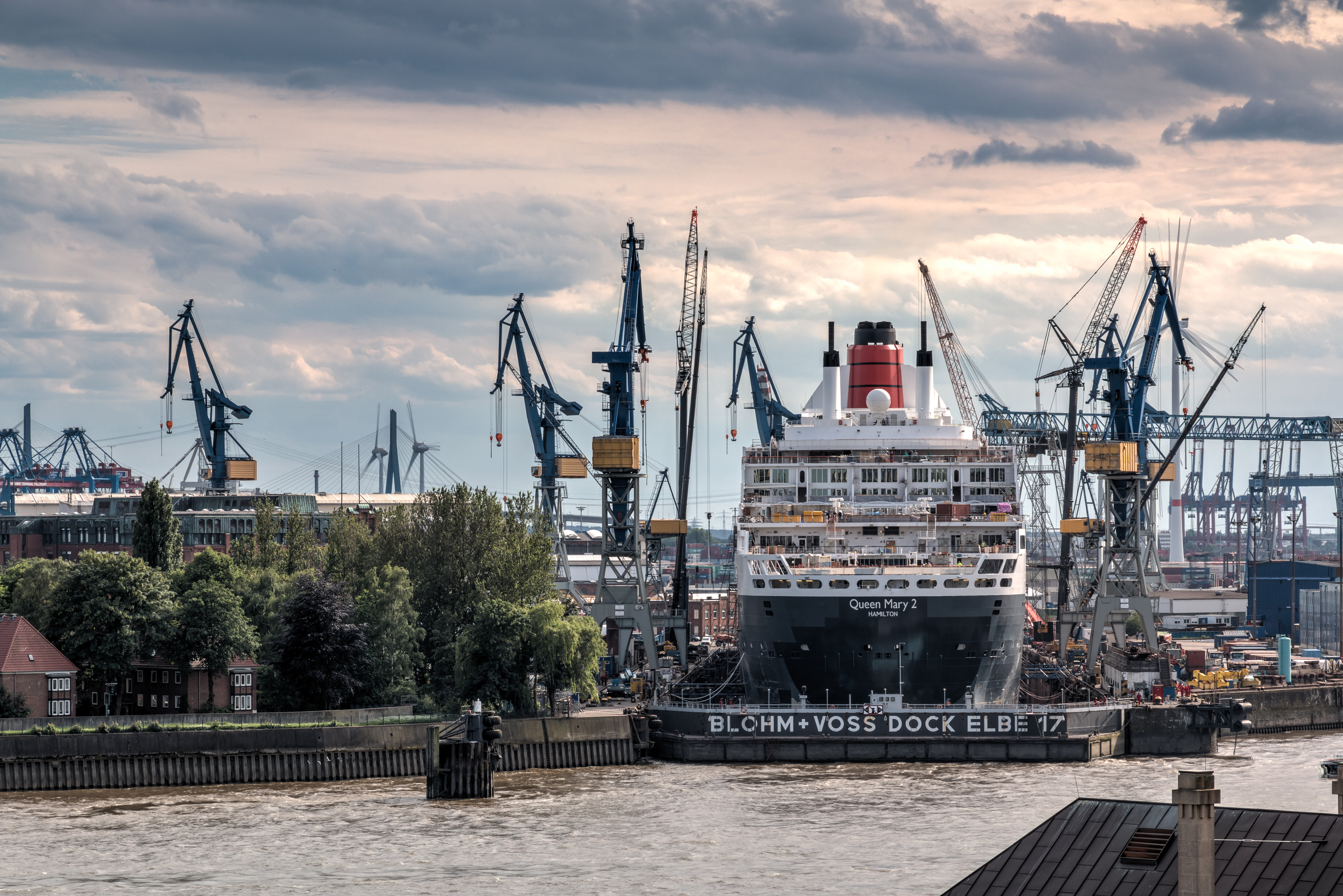 Landungsbrücken and Queen Mary 2